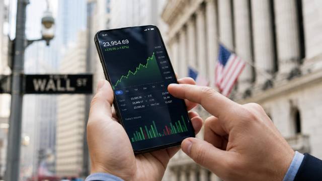 Smartphone met beursgrafiek bij Wall Street