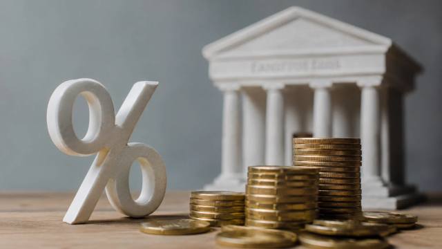 Procentteken, bankmodel en stapels munten