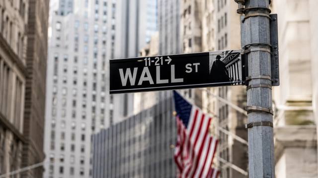 Straatbord van Wall Street met Amerikaanse vlag