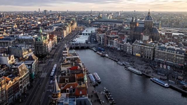 Panorama van Amsterdam bij avondlicht