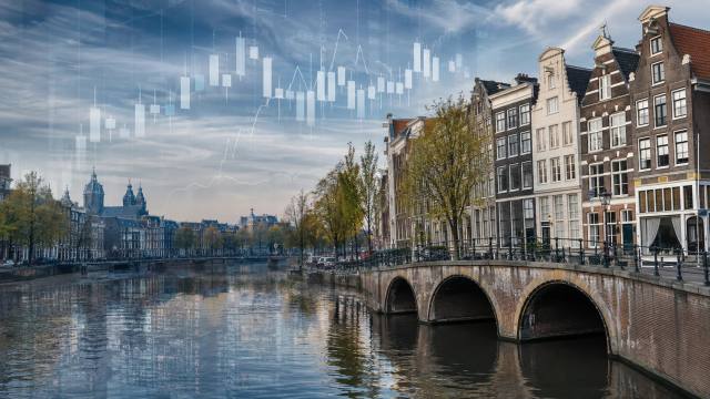 Amsterdamse gracht met een beursgrafiek