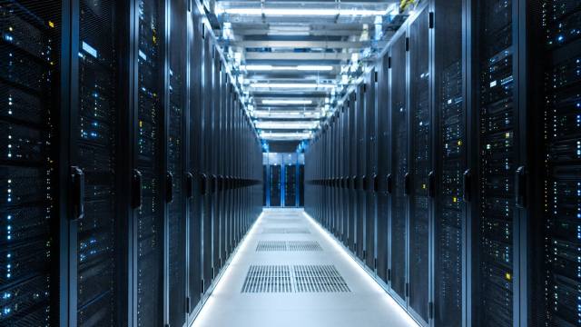 Gang tussen serverrekken in een datacenter