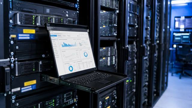 Laptop met beheerscherm in een datacenter