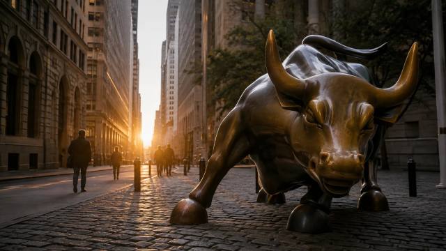Beursstier in een straat in New York bij zonsopkomst